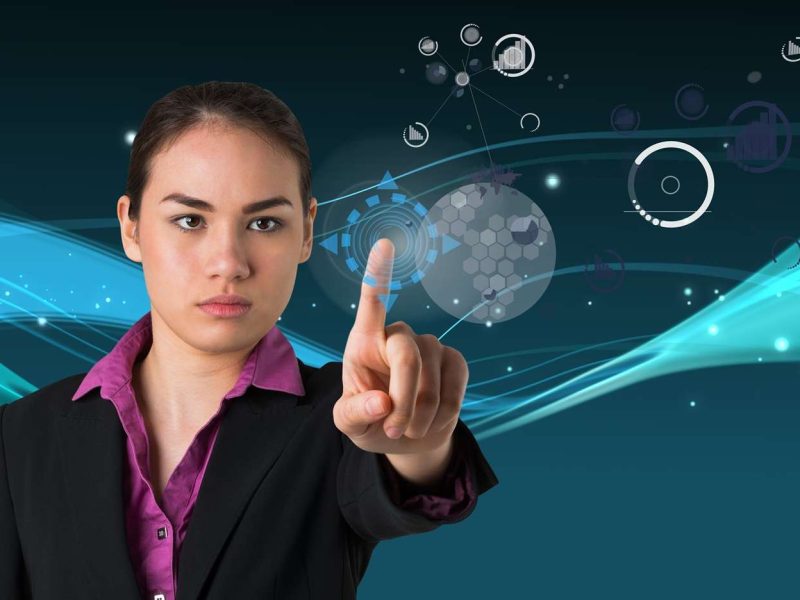 mulher-que-usa-tecnologia-futurista